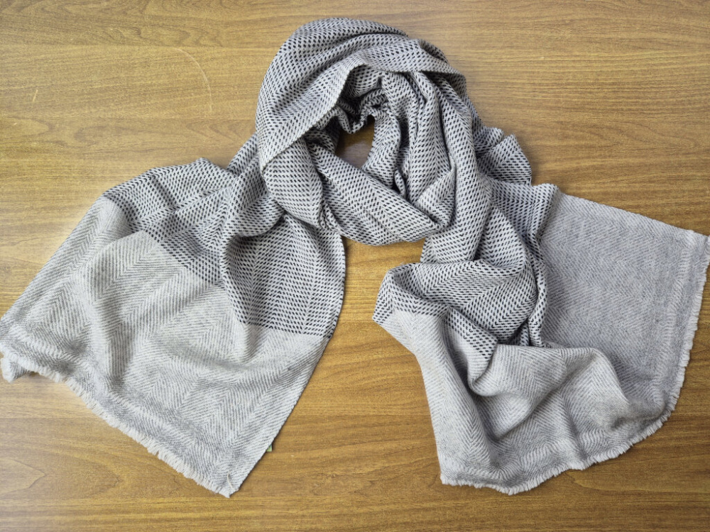 Kaschmir-Schal in Grau mit Strukturmuster & Fischgrät-Design | handgefertigt von LWH | 71×196 cm